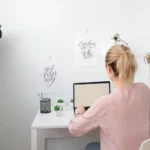 Freelance using productivity tools to overcome procrastination in 2025