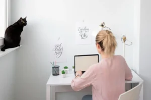 Freelance using productivity tools to overcome procrastination in 2025